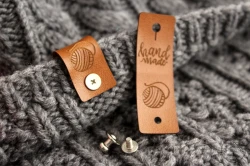 Metka z ekoskóry norma hand made z nitem wkręcanym brązowa