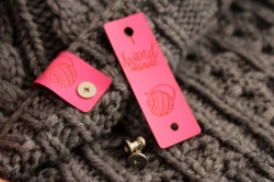 Metka z ekoskóry premium hand made z nitem wkręcanym fuksja