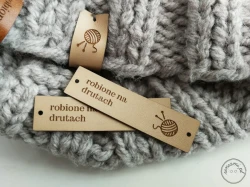 Metka z ekoskóry premium robione na drutach beżowa