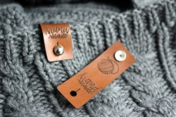 Metka z ekoskóry norma hand made z nitem brązowa odwrócona