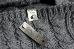 Metka z ekoskóry metalicznej hand made z nitem wkręcanym ciemne srebro odwrócona