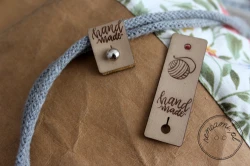 Metka z ekoskóry premium hand made z nitem wkręcanym beżowa odwrócona