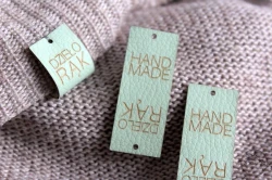 Metka ze skóry ekologicznej dzieło rąk hand made mięta