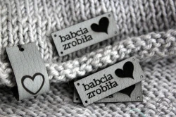 Metka z ekoskóry babcia zrobiła szara