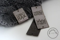 Metka z ekoskóry metalicznej dzieło rąk hand made ciemna srebrna