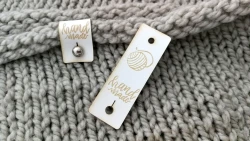 Metka z ekoskóry premium hand made z nitem wkręcanym biała odwrotna