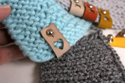 Metka z weluru z nitem wkręcanym serce beżowa