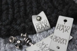 Metka dzieło rąk z nitem wkręcanym ekoskóra NORMA STONE