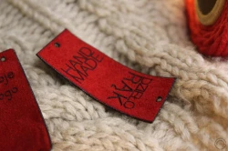 Metka z ekozamszu dzieło rąk hand made czerwona
