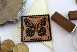 Duża metka znaczek motyl perłowy camel