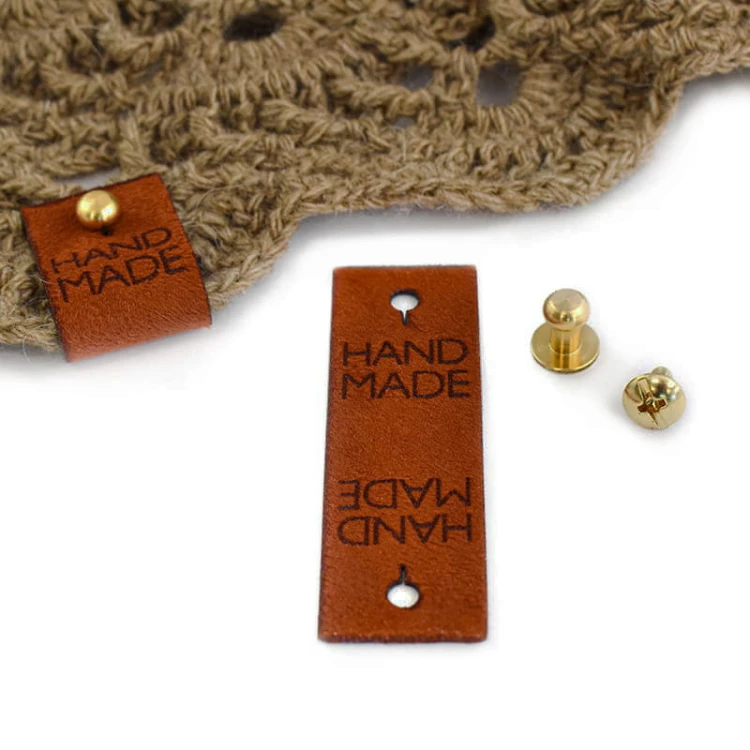 Metka-nubuk-premium-z-nitem-HAND-MADE--rdza--60-x-20-mm--1-szt.webp