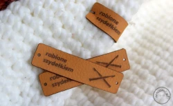 Metka ze skóry norma robione szydełkiem camel