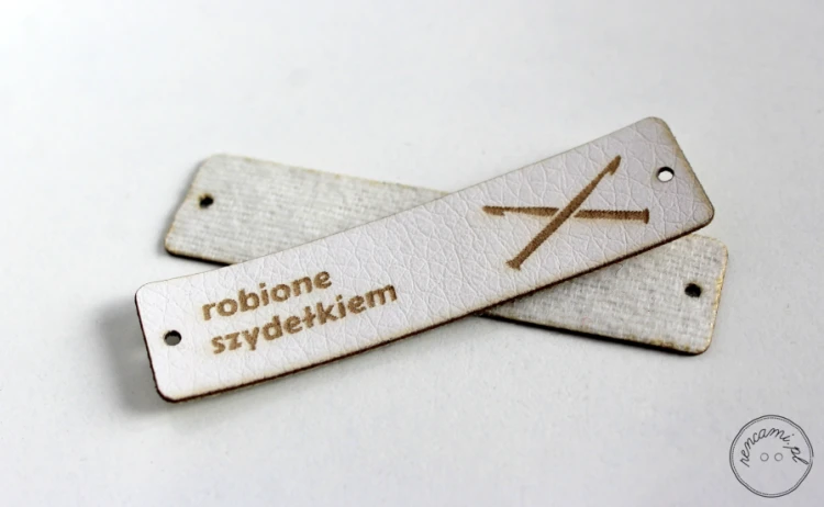 Metka_ze_skóry_ekologicznej_robione_szydełkiem_biała_3.PNG