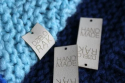 Metka ze skóry ekologicznej dzieło rąk hand made ecru
