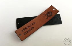 Metka z ekozamszu robione na drutach brązowa