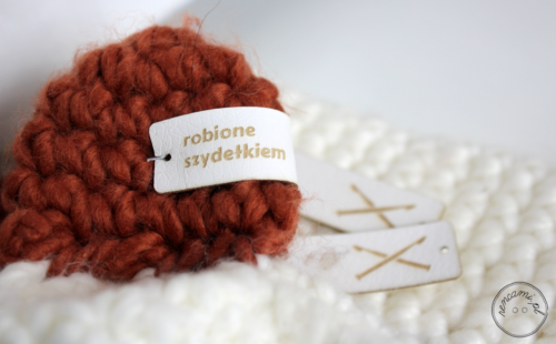 Metka_ze_skóry_ekologicznej_robione_szydełkiem_biała_2.PNG