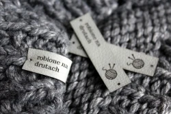 Metka z ekoskóry norma robione na drutach szara